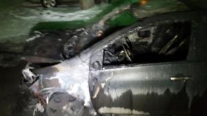 Автомобиль горел во дворе жилого дома в Алматы 