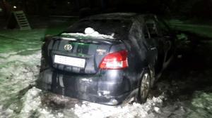 Автомобиль горел во дворе жилого дома в Алматы 