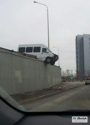 Необычное ДТП произошло на мосту в Атырау 