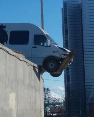 Необычное ДТП произошло на мосту в Атырау 