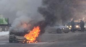 В центре Алматы загорелся автомобиль