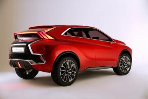 Новый кроссовер Mitsubishi засняли без камуфляжа 