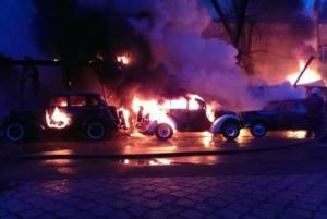 В Одессе при пожаре ресторана сгорели 4 ретро-автомобиля