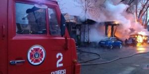 В Одессе при пожаре ресторана сгорели 4 ретро-автомобиля 