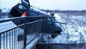 Под Петербургом Lada протаранила ограждение и зависла над обрывом