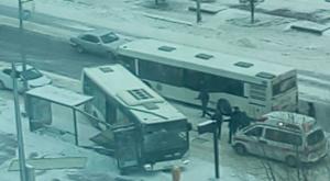 Легковой автомобиль столкнулся с двумя автобусами в Астане