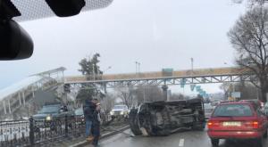 Автомобиль инкассаторов перевернулся в Алматы
