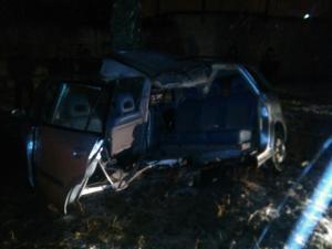 В Борисове Mazda от удара о дерево разорвало на две части