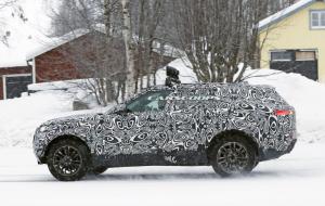 Land Rover вывел на зимние тесты новый спортивный кроссовер 