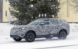 Land Rover вывел на зимние тесты новый спортивный кроссовер 