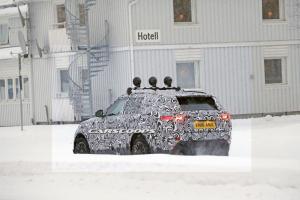 Land Rover вывел на зимние тесты новый спортивный кроссовер 