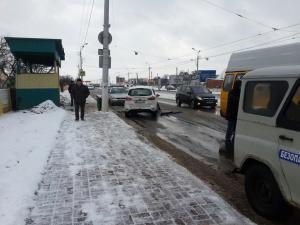 В Витебске водитель въехал в остановку и встретил гаишников голым