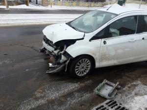 В Витебске водитель въехал в остановку и встретил гаишников голым