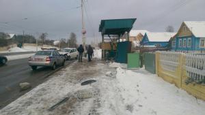 В Витебске водитель въехал в остановку и встретил гаишников голым