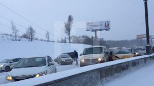 Массовое ДТП с десятками автомобилей парализовало движение на юге Москвы