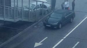 В Алматы автомобиль врезался в лестницу пешеходного моста