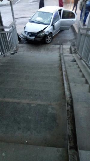 В Алматы автомобиль врезался в лестницу пешеходного моста