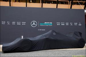 В Mercedes представят машину 23 февраля