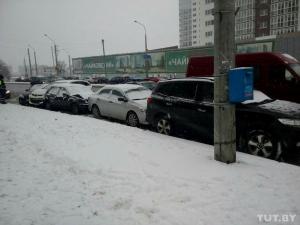 В Минске водитель Hyundai не справился с управлением и разбил четыре припаркованных автомобиля