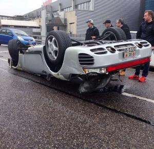Раритетный Porsche 959 перевернулся на скользкой дороге в Женеве