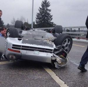 Раритетный  Porsche 959 перевернулся на скользкой дороге в Женеве 