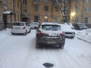 Житель Новокузнецка по жалобе соседа получил штраф за неправильную парковку во дворе