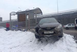 В Люберцах водитель Mazda погиб при наезде на остановку