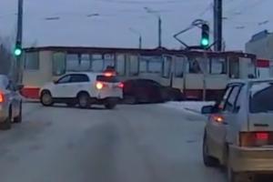 В Челябинске иномарка протаранила трамвай