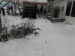 В Бресте водитель BMW X5 потерял сознание и врезался в торговый павильон