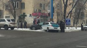 В Алматы полицейское авто столкнулось с Lexus