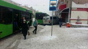 В Минске микроавтобус вылетел на остановку и сбил двух женщин 