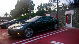"Тесла" назвала стоимость зарядки на станциях Supercharger