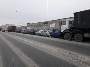 В Санкт-Петербурге мусоровоз столкнул между собой 6 автомобилей