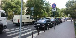 МАДИ: в Москве автовладельцев стали реже штрафовать за парковку