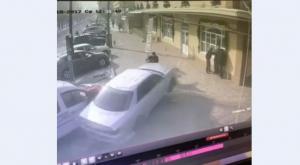 Автомобиль врезался в магазин и сбил двух человек в Алматы