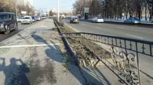 Водитель Toyota снес ограждение на проспекте Аль-Фараби 
