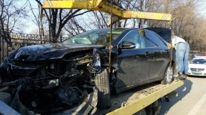 Водитель Toyota снес ограждение на проспекте Аль-Фараби 