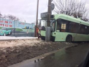 В Гомеле троллейбус с отказавшими тормозами врезался в столб: пострадали трое пассажиров
