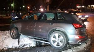 В Алматы на перекрестке с неработающим светофором столкнулись два авто 