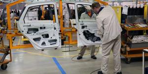 Производство автомобилей в России за год снизилось на 7%