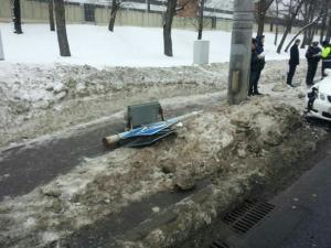 В Минске сбитый Lexus светофор упал на женщину 