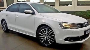 В Минске VW наехал на лежащего на дороге во дворе пьяного мужчину