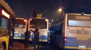 В Алматы из-за столкновения троллейбуса и автобуса заблокировался проезд по проспекту Абая