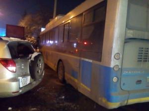 В Алматы автобус с пассажирами врезался в фонарный столб 