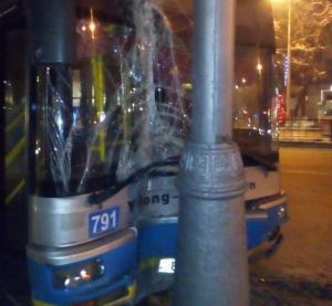 В Алматы автобус с пассажирами врезался в фонарный столб 
