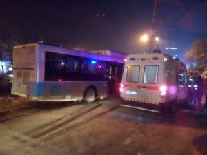 В Алматы автобус с пассажирами врезался в фонарный столб 