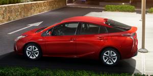 Toyota вернет на российский рынок гибридный Prius 