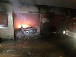 Три автомобиля сгорели дотла на СТО в Алматы