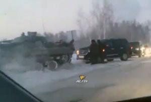 В Новосибирске столкнулись Land Cruiser 200 и БМП
