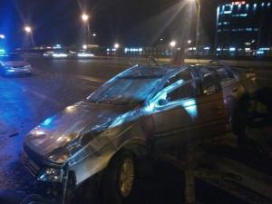 На МКАД водитель Peugeot уходя от столкновения зацепил обочину и опрокинулся 